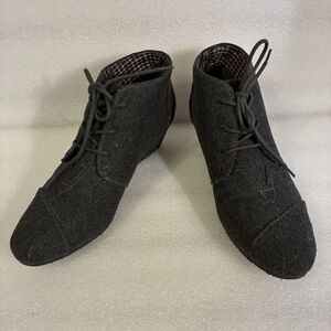 Marbella Women’s Gray Ankle Boots, Wedge Heel 2”. Lace Up.  Size 9.